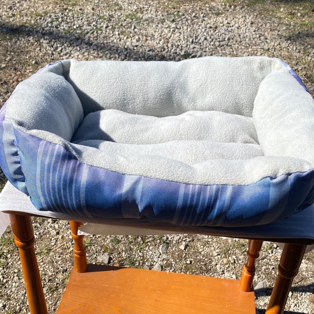 Vibrant Life Cozy Blue and Gray Sm Pet Bed Top 100% Polyester Bottom 100% Olefin